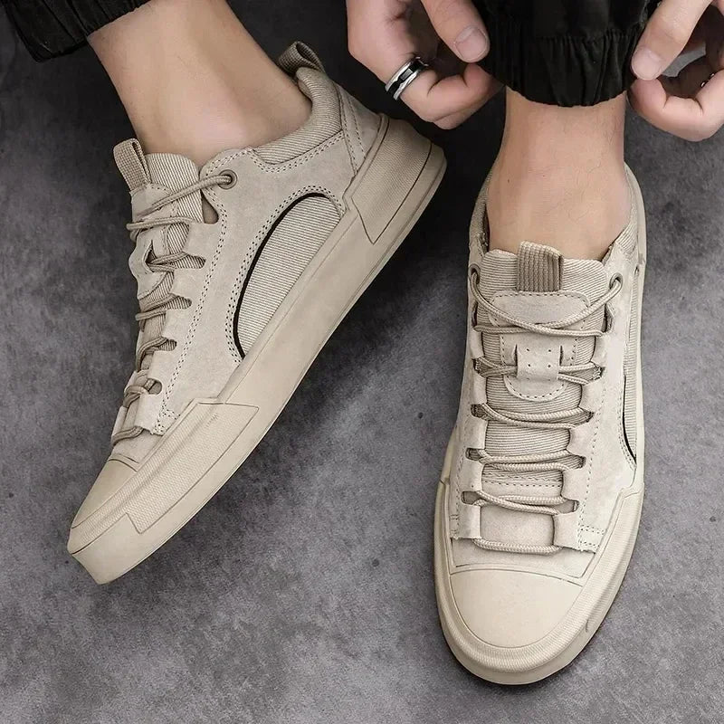 Herren Canvas Schnür-Sneaker im Skate-Stil auf hellem Hintergrund