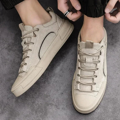 Herren Canvas Schnür-Sneaker im Skate-Stil auf hellem Hintergrund