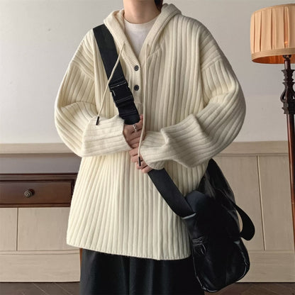 Nahaufnahme des gestrickten Stoffes einer Herren-Strickjacke
