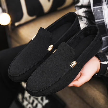 Seitliche Ansicht der atmungsaktiven Slip-On-Schuhe für Herren