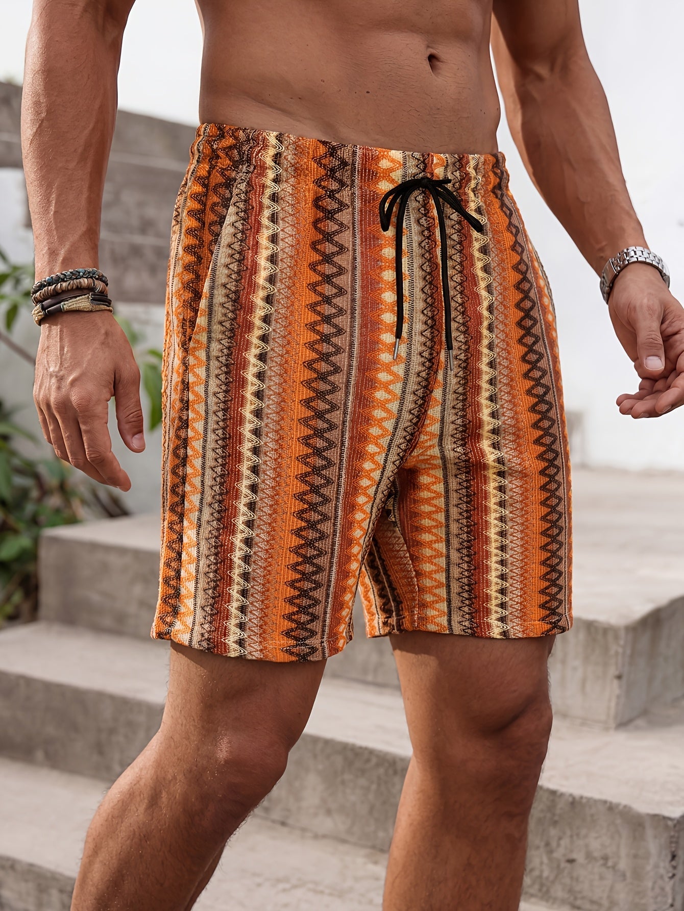 Seitliche Detailansicht der gemusterten Herren Shorts
