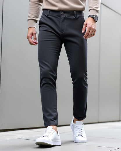 Nahaufnahme des Stoffes der Herren Chinohose