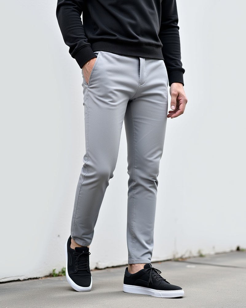 Herren Chinohose Slim Fit in Rückansicht mit klassischem Schnitt