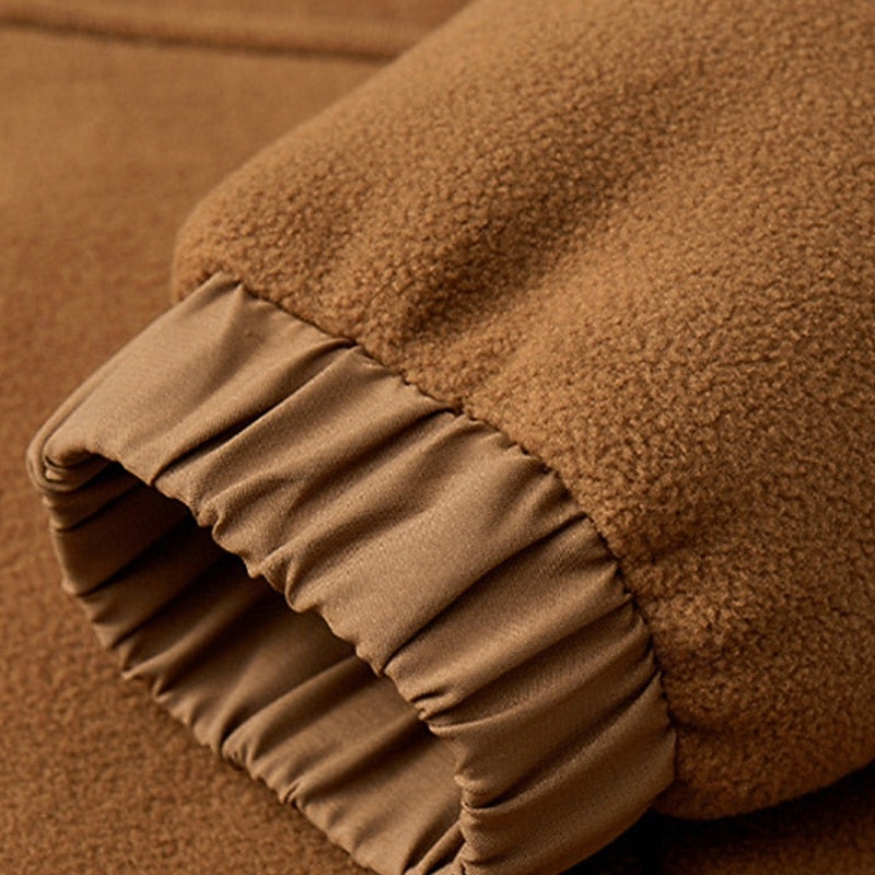 Wärmende Jacke mit Kapuze für den Alltag