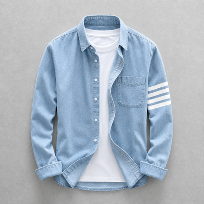 Herren-Jeanshemd aus leichtem Denim mit schmaler Passform in Vorderansicht