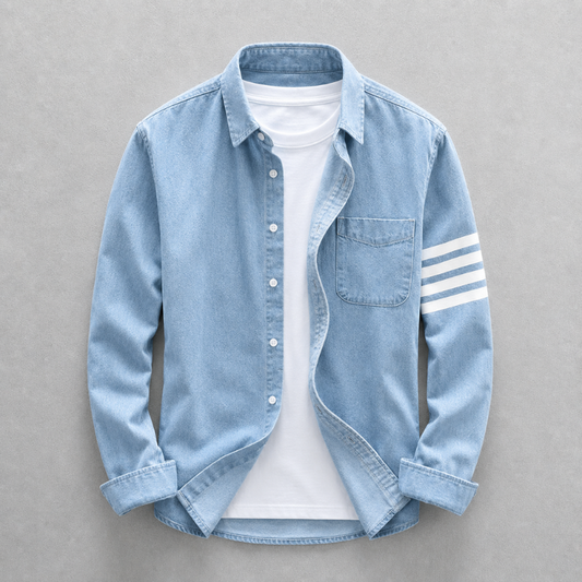 Herren-Jeanshemd aus leichtem Denim mit schmaler Passform in Vorderansicht