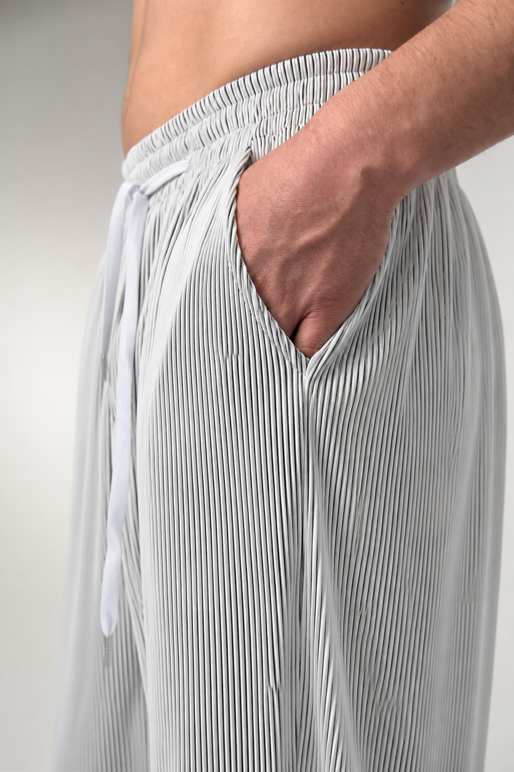 Gestreifte Herrenhose kombiniert in einem smart-casual Look