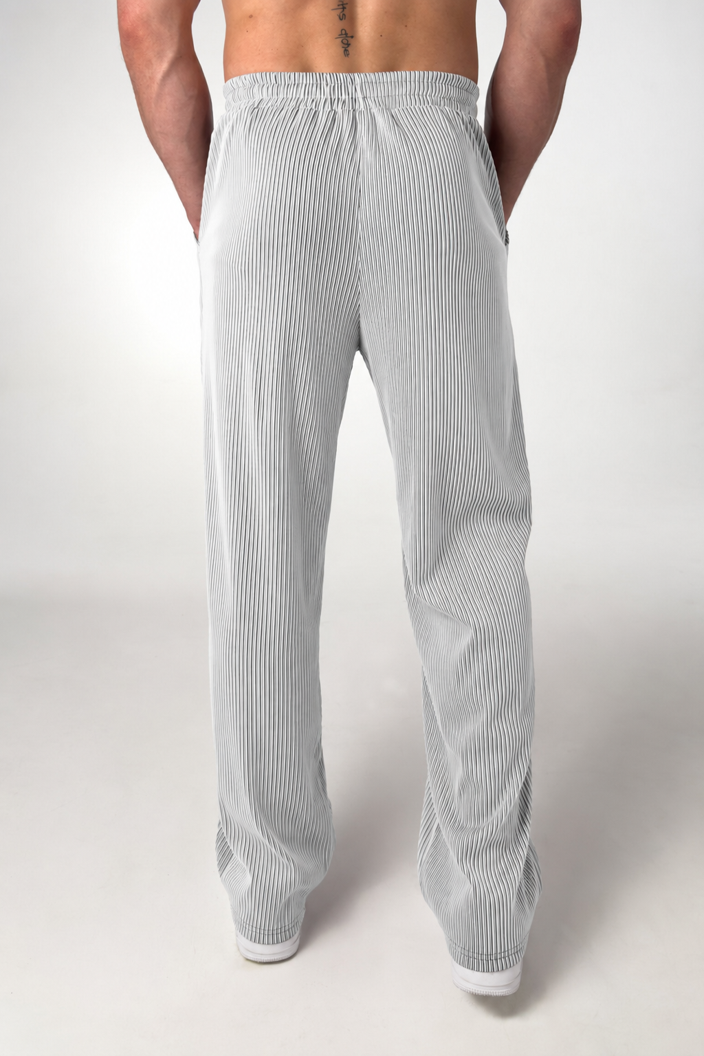 Herrenhose mit geradem Schnitt und dezenten Streifen