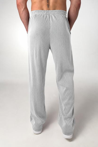 Herrenhose mit geradem Schnitt und dezenten Streifen