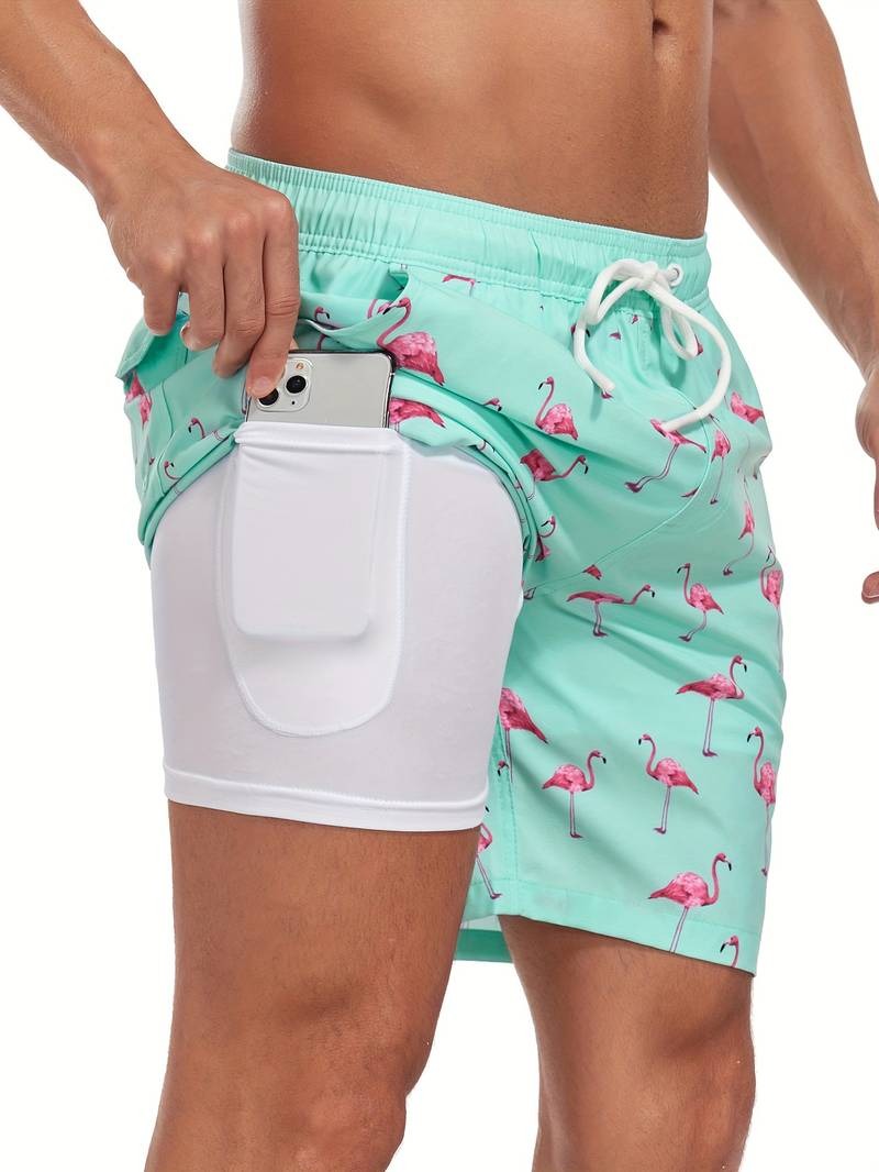 Detailaufnahme des Flamingo-Prints auf den Herren Badeshorts