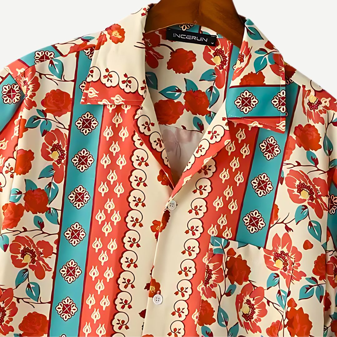 Detailansicht des Blumenprints und Reverskragens am Herrenhemd