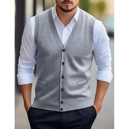 Vorderansicht der eleganten Strickweste mit klassischem V-Ausschnitt