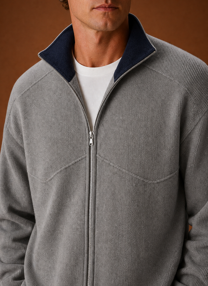 Detailansicht des Strickmusters der Herren-Strickjacke