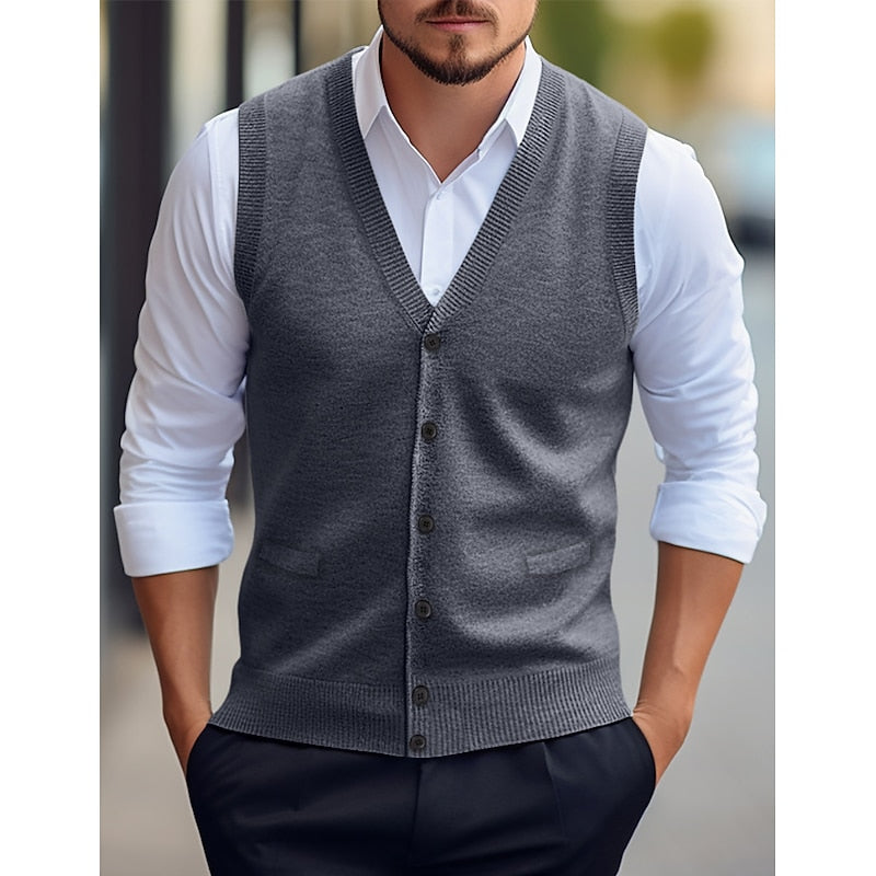 Strickweste über einem Hemd als eleganter Lagenlook