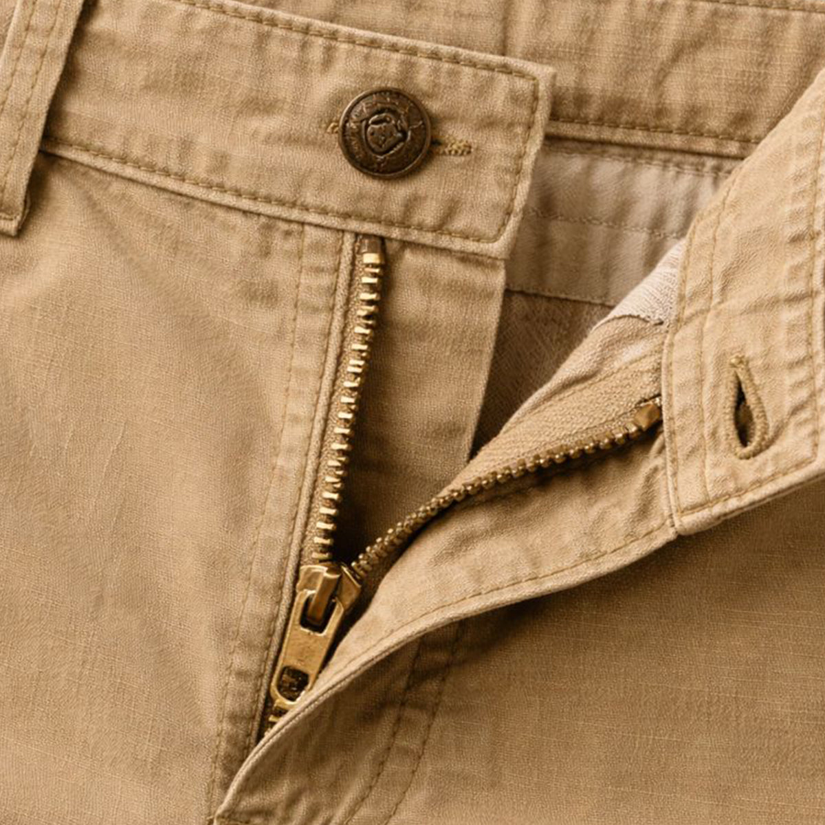 Herren Cargo-Shorts mit Regular Fit im Seitenprofil