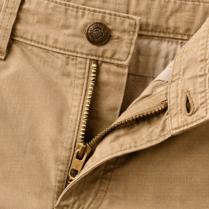 Herren Cargo-Shorts mit Regular Fit im Seitenprofil