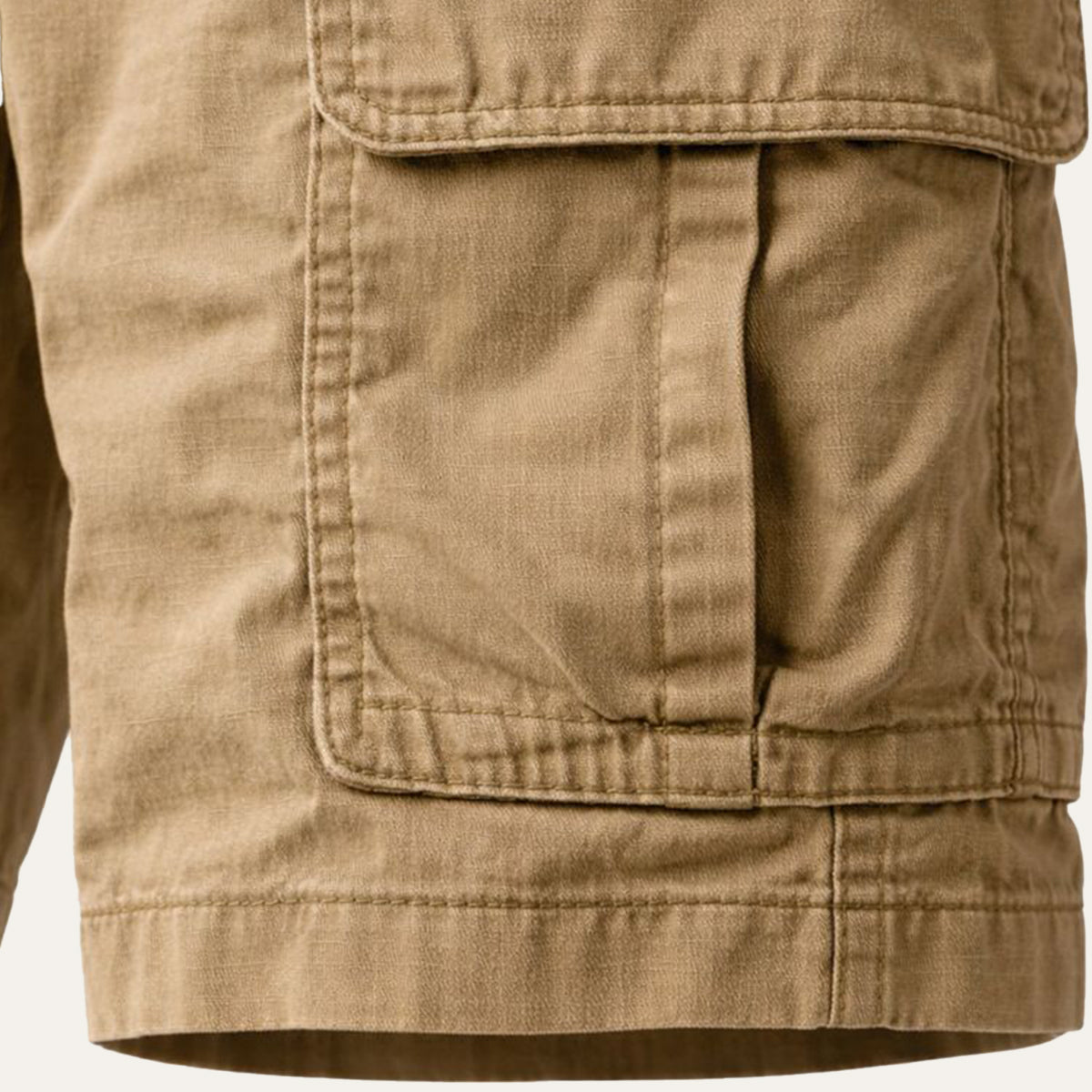 Detailansicht der Seitenfächer an Herren Cargo-Shorts