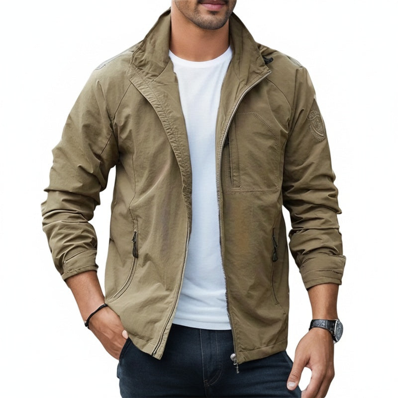 Herren-Outdoorjacke mit abnehmbarer Kapuze in der Vorderansicht