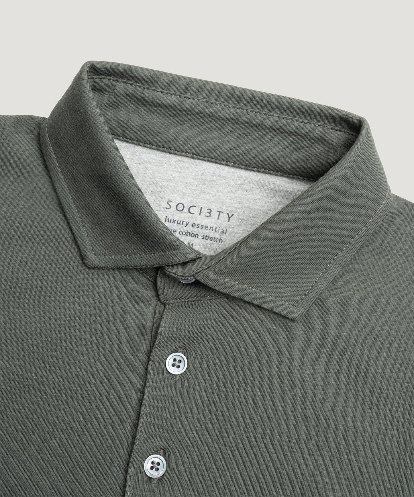 Detailansicht des klassischen Kragens am Herren-Poloshirt