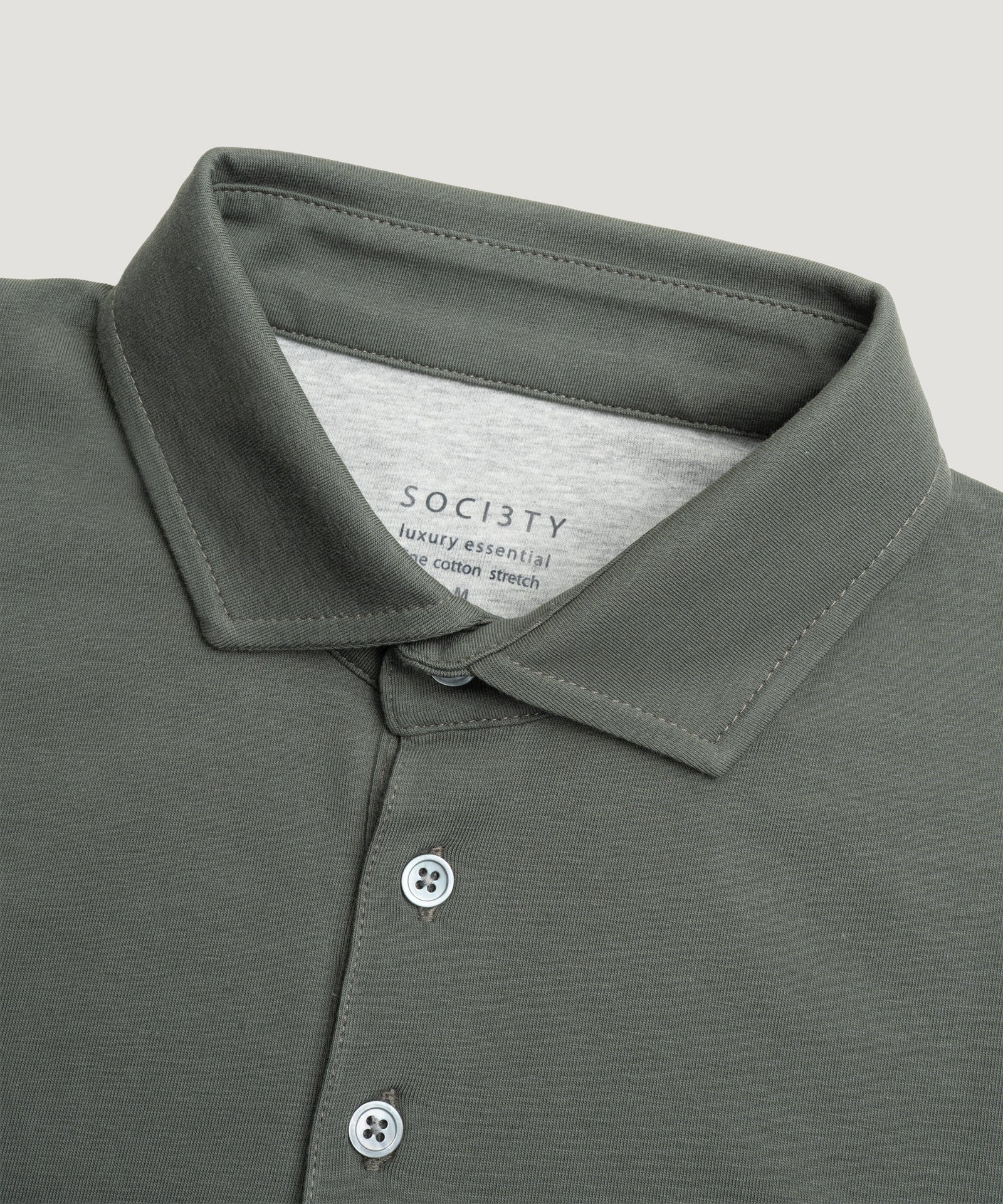 Detailansicht des klassischen Kragens am Herren-Poloshirt