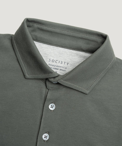 Detailansicht des klassischen Kragens am Herren-Poloshirt