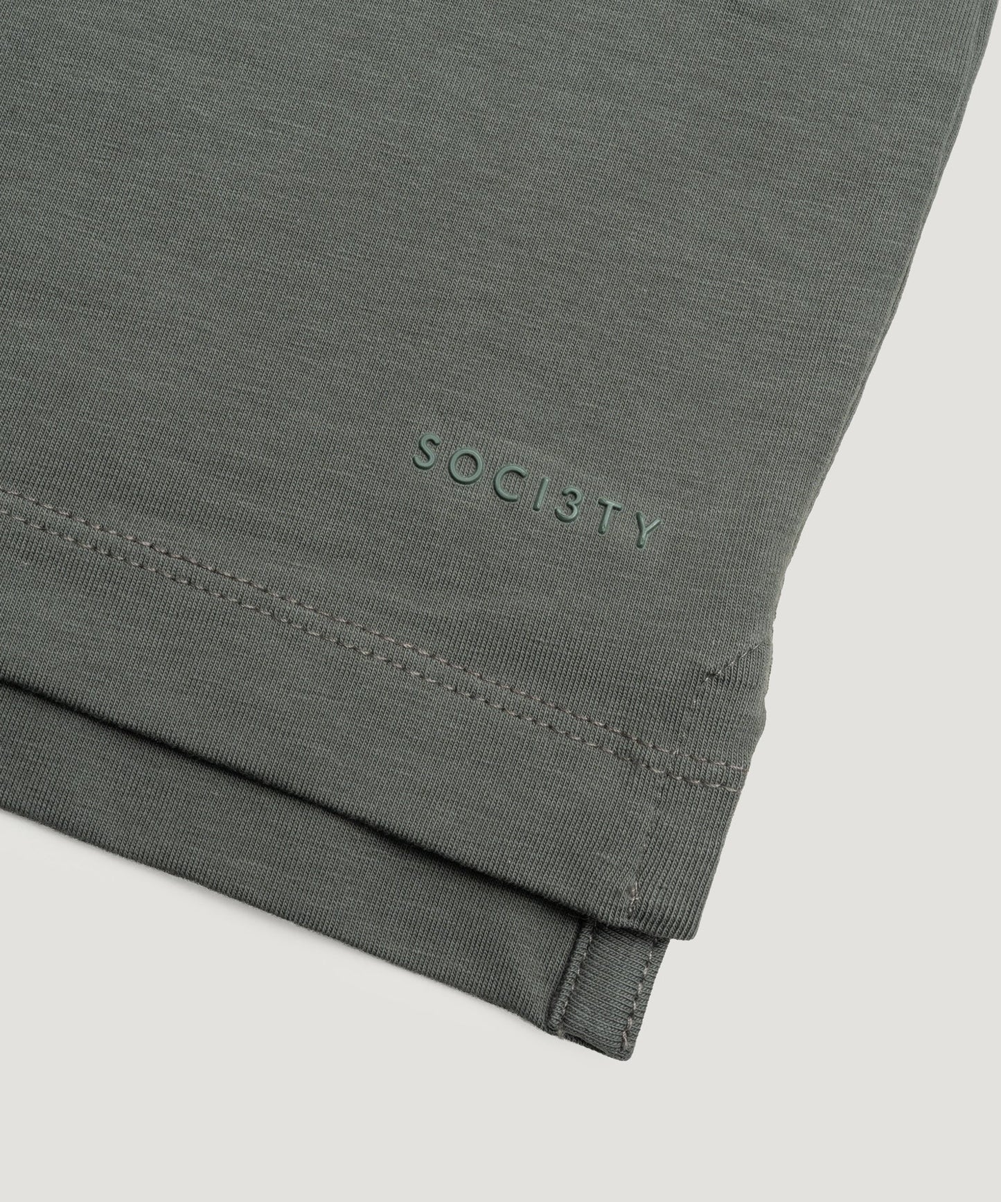 Herren-Poloshirt mit kurzen Ärmeln aus seitlicher Ansicht