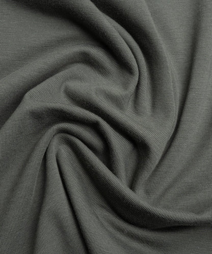 Nahaufnahme des Stoffes und der Verarbeitung am Herren-Poloshirt