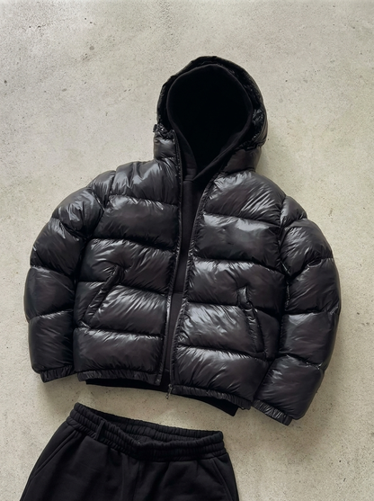 Seitenansicht einer Herren-Steppjacke mit Reißverschluss