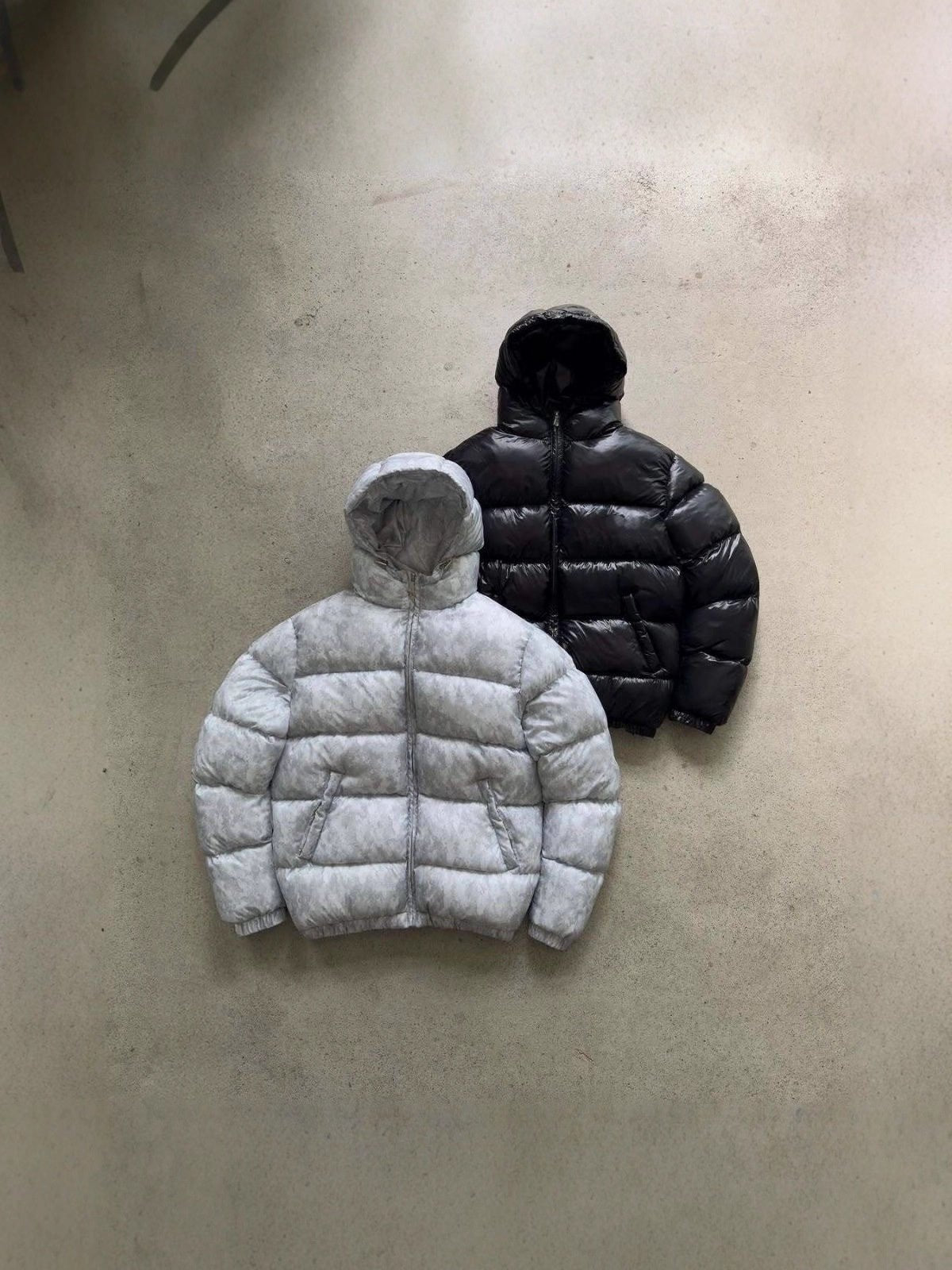 Rückansicht der Herren-Steppjacke mit Kapuze