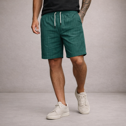 Detail der Beinöffnung und Regular-Fit-Passform der gestreiften Shorts