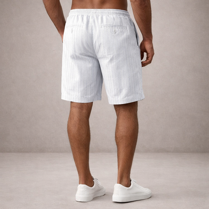 Detailansicht vom elastischen Bund mit Kordelzug an gestreiften Herren Shorts
