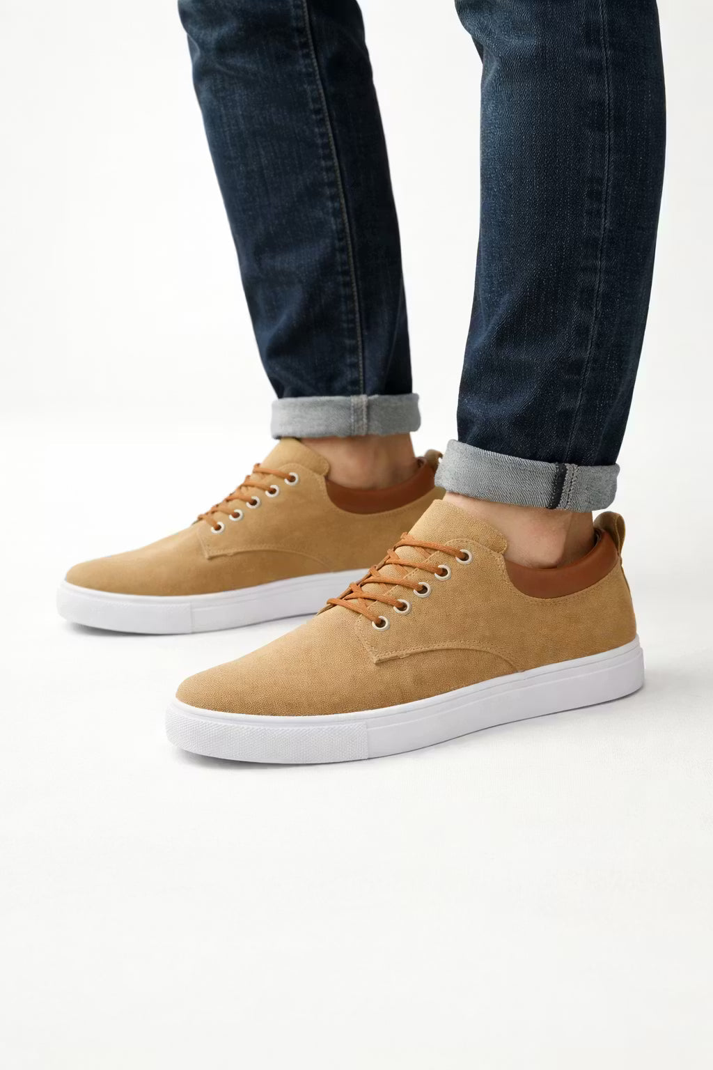 Herren-Low-Top-Sneaker mit Schnürung in seitlicher Ansicht