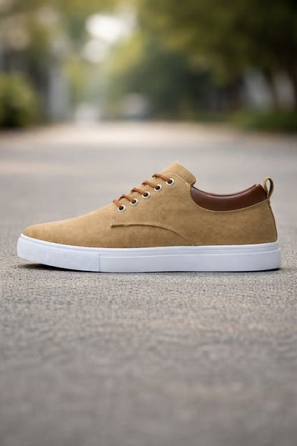 Nahaufnahme des kontrastierenden Kragens am Herren-Sneaker