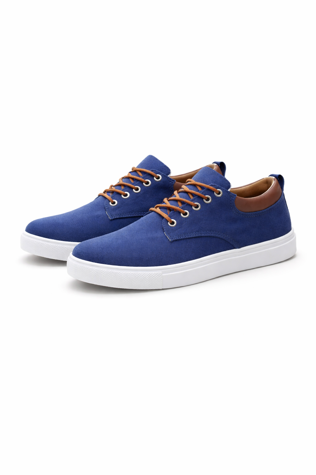 Draufsicht auf den Low-Top-Sneaker mit Schnürsenkeln