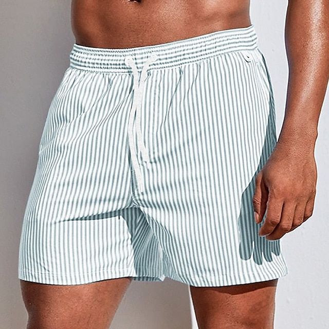 Nahaufnahme des vertikal gestreiften Musters der Badeshorts
