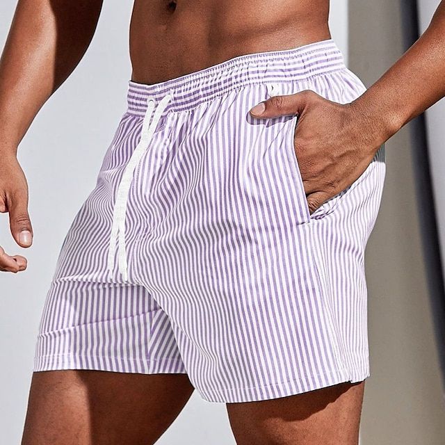 Herren-Badeshorts mit Vertikalstreifen seitlich dargestellt