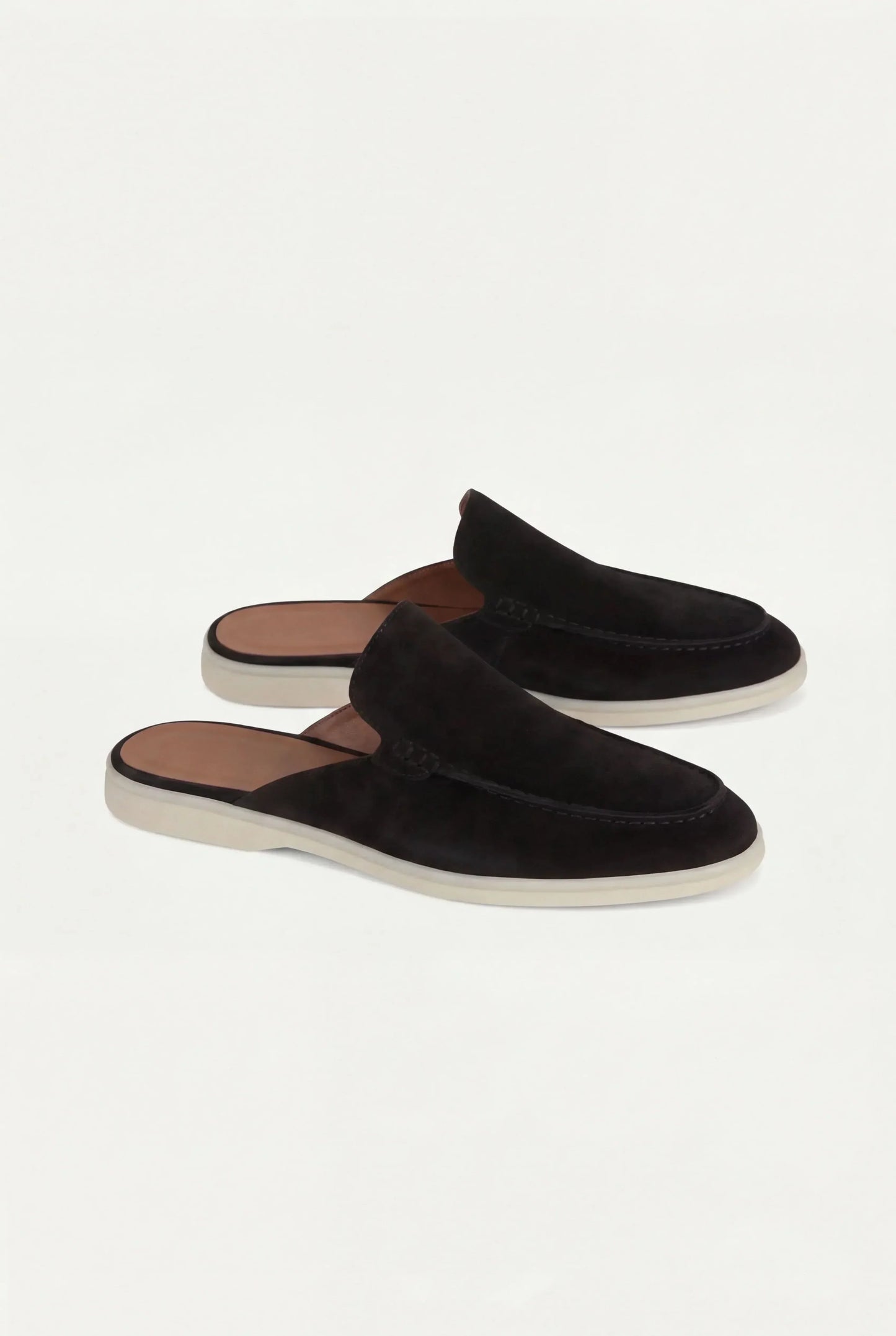 Elegante Wildleder-Mules für Damen mit offener Ferse im Detail