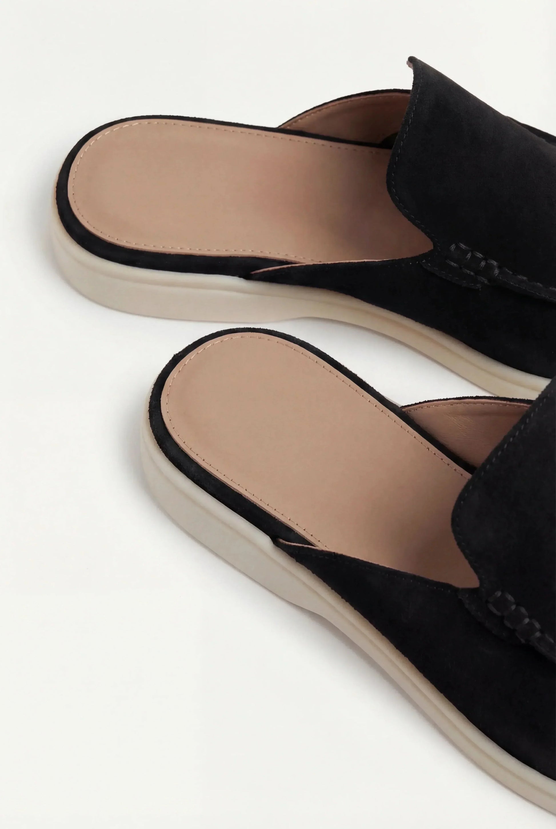 Damen Slipper-Sandalen aus Wildleder in Nahaufnahme mit offener Ferse