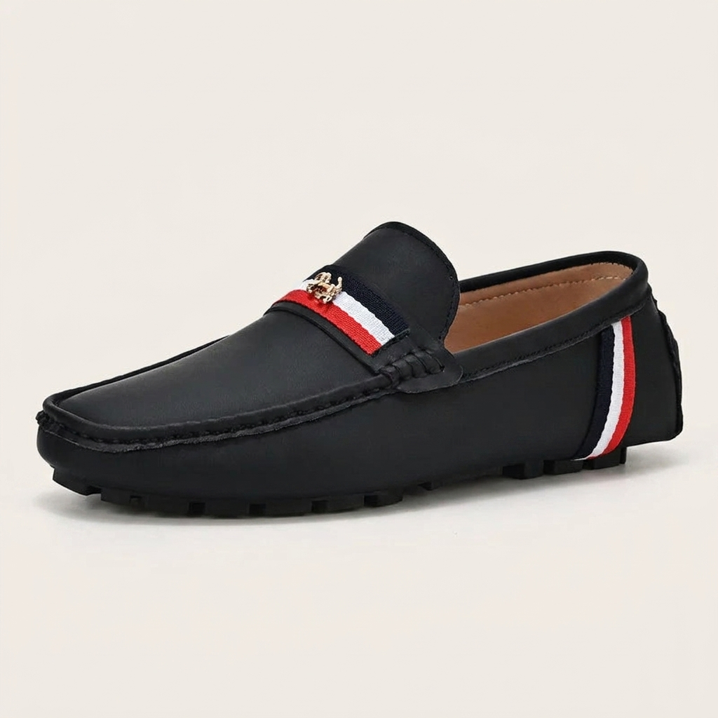 Herren-Slip-on-Loafer mit gestreiftem Design in schräger Perspektive