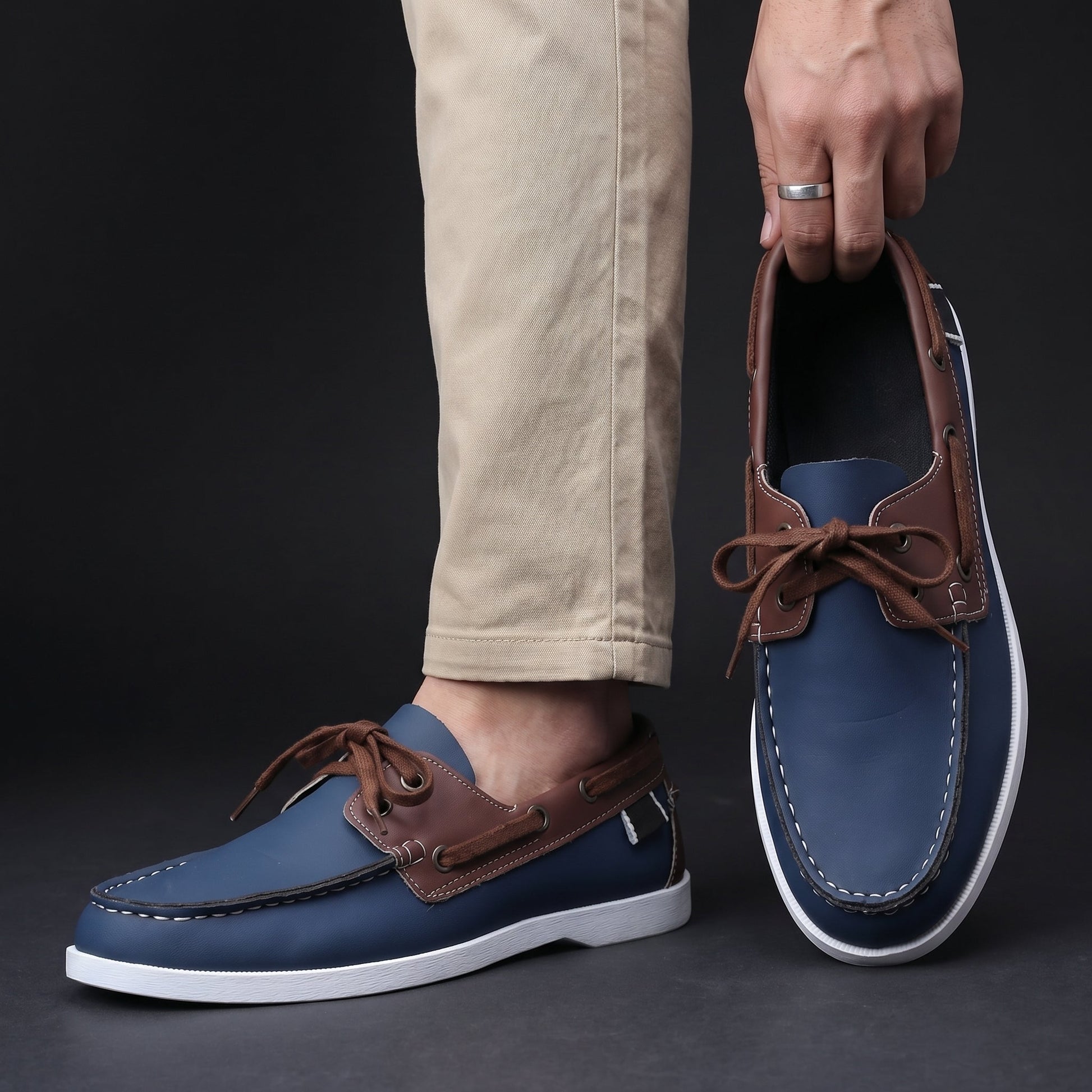 Rückansicht der klassischen Loafer mit flacher Fersenkonstruktion