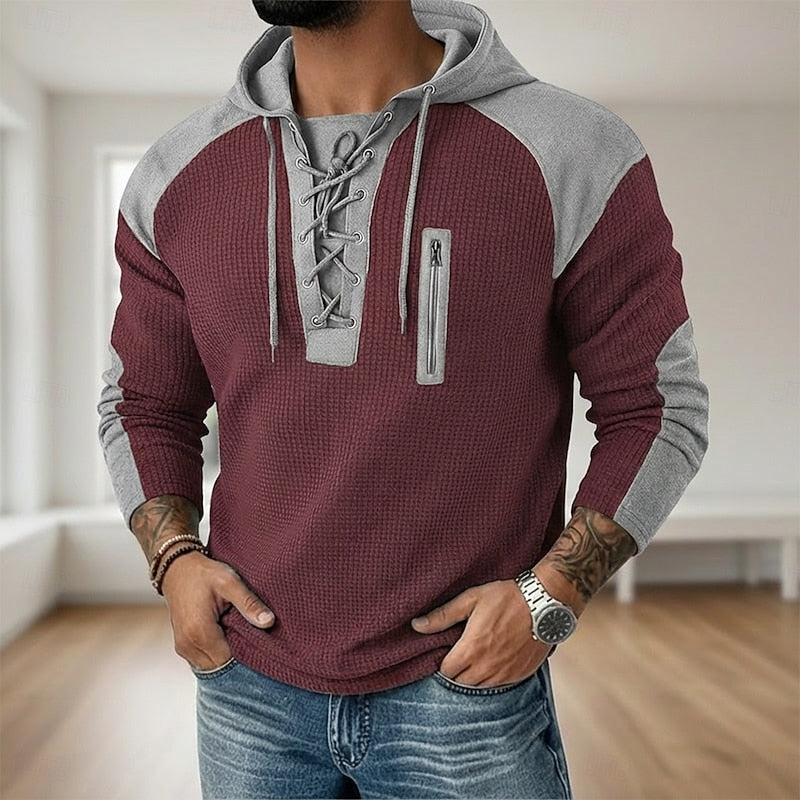 Detailansicht der Kapuze am sportlichen Herrenpullover