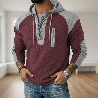 Detailansicht der Kapuze am sportlichen Herrenpullover