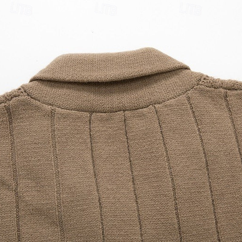 Rückansicht des grob gestrickten Herren-Cardigans