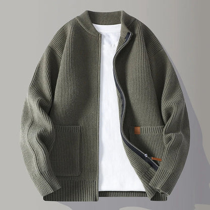 Detailansicht der gerippten Strickstruktur der Strickjacke