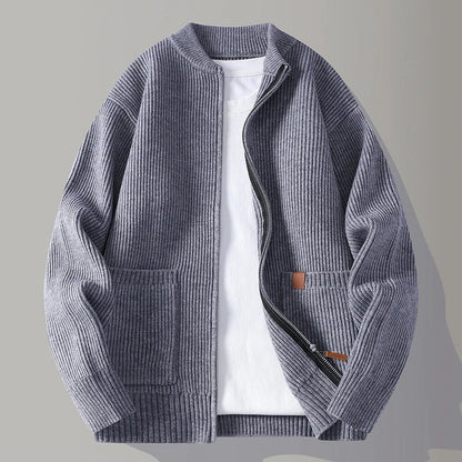 Nahaufnahme des weichen Strickmaterials der Damenjacke
