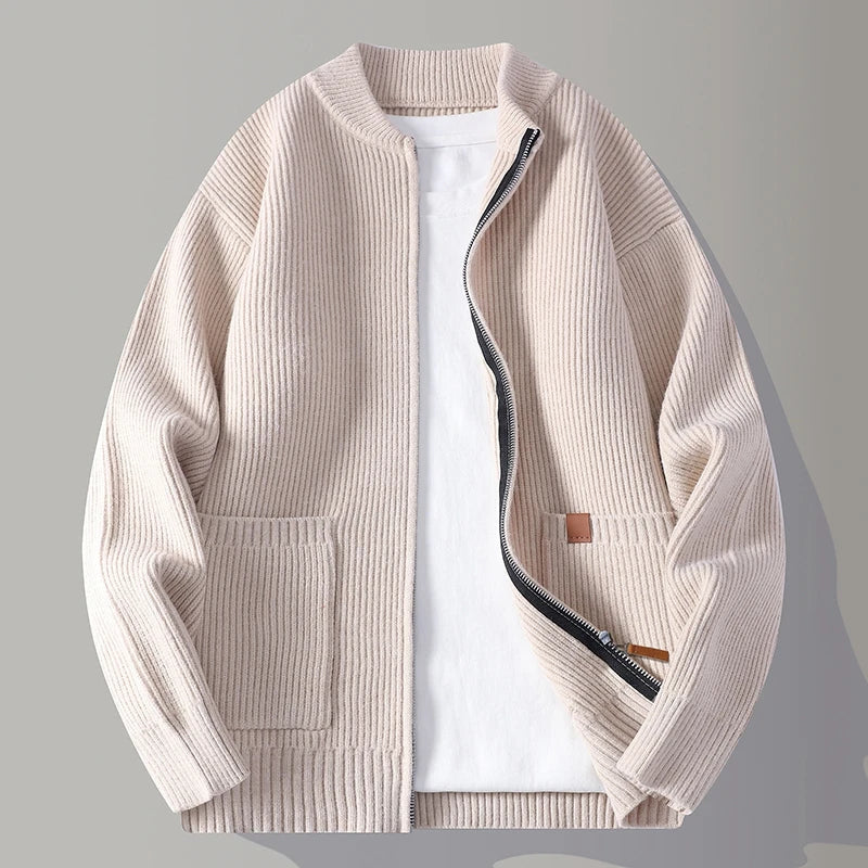 Seitliche Ansicht der locker geschnittenen Strickjacke