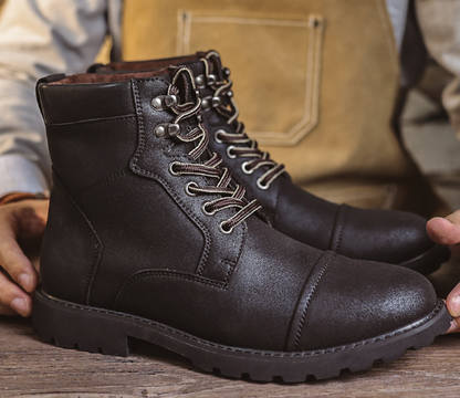 Klassische braune Herrenstiefel aus Leder mit robuster Sohle