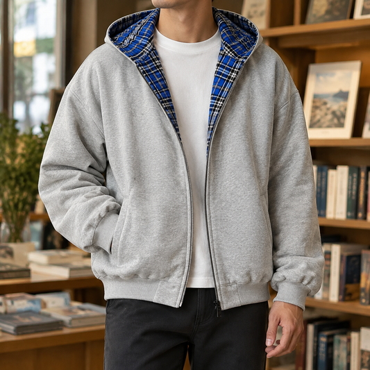 Wendejacke mit Kapuze und Karomuster von vorn