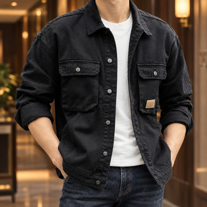 Utility-Jacke aus Denim mit vier aufgesetzten Taschen in der Vorderansicht