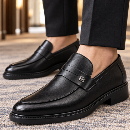 Seitliche Ansicht eines eleganten Lederloafers für Herren